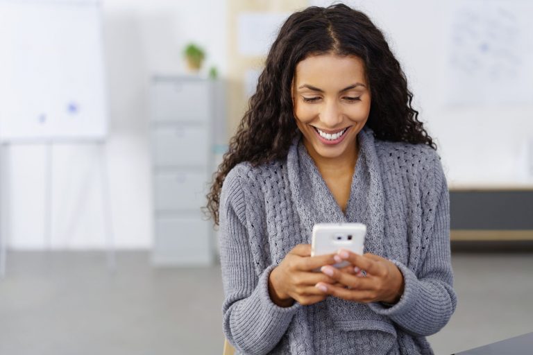 Mulher feliz e segura agendando um médico online.