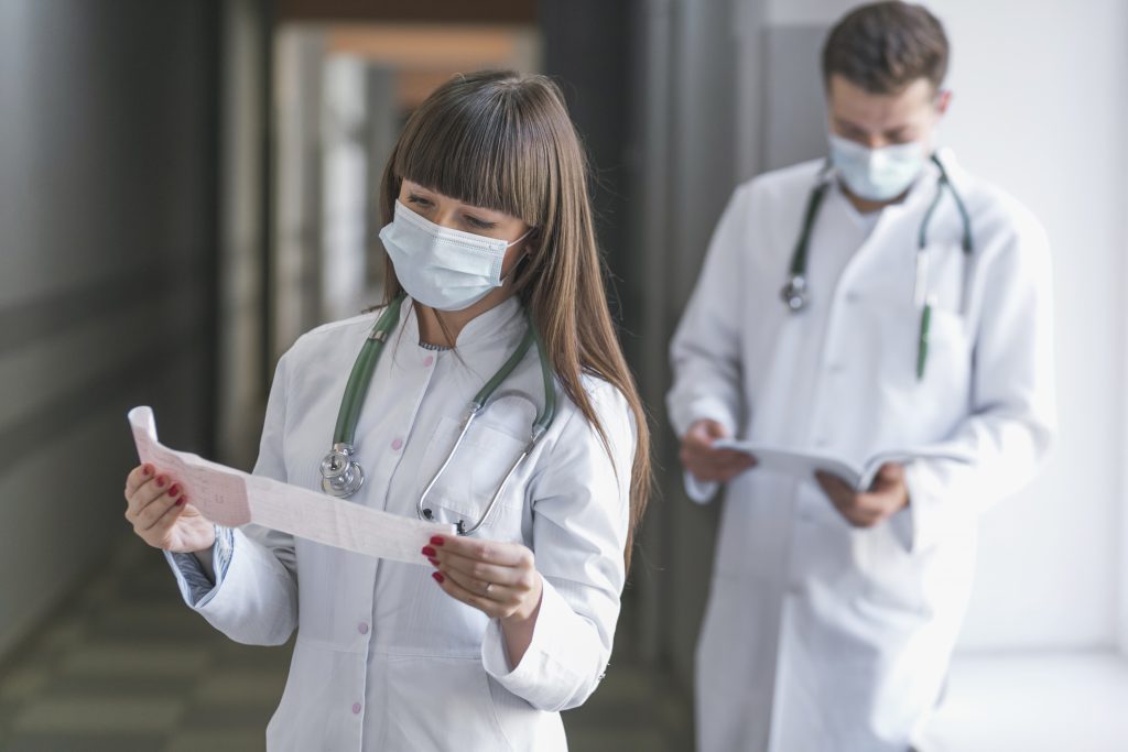 Médicos do pronto socorro analisando exames.
