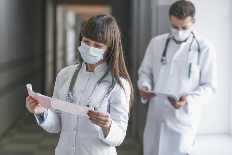 Médicos do pronto socorro analisando exames.