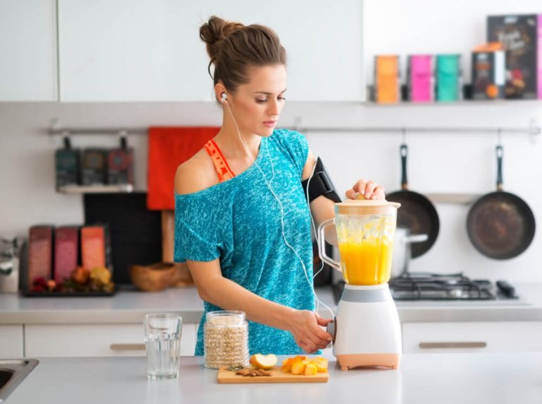 Mulher preparando alimentos para alimentação saudável.
