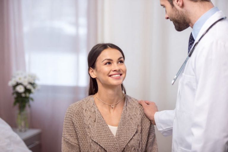 Imagem de uma paciente e um médico em consulta médica.