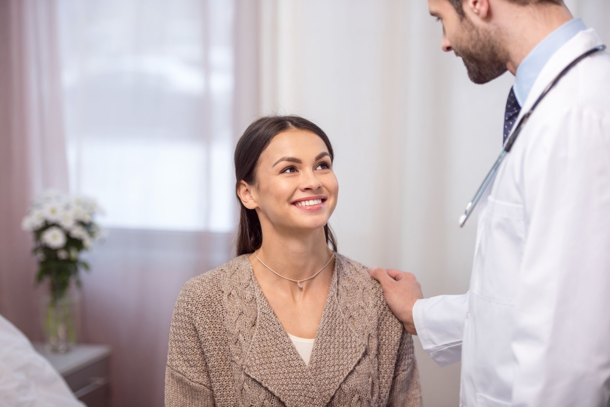 Imagem de uma paciente e um médico em consulta médica.