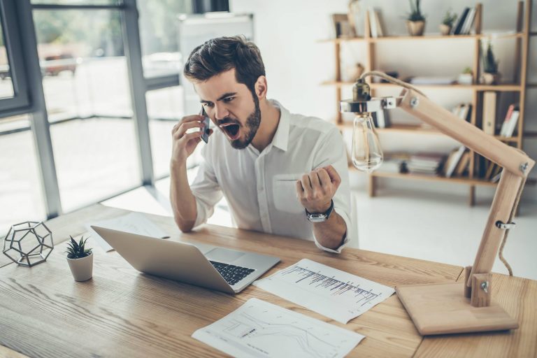 Home estressado devido a disfunção erétil