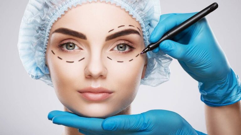 Médico cirurgião plástico realizando contornos no rosto de paciente com uma caneta de cor preta.