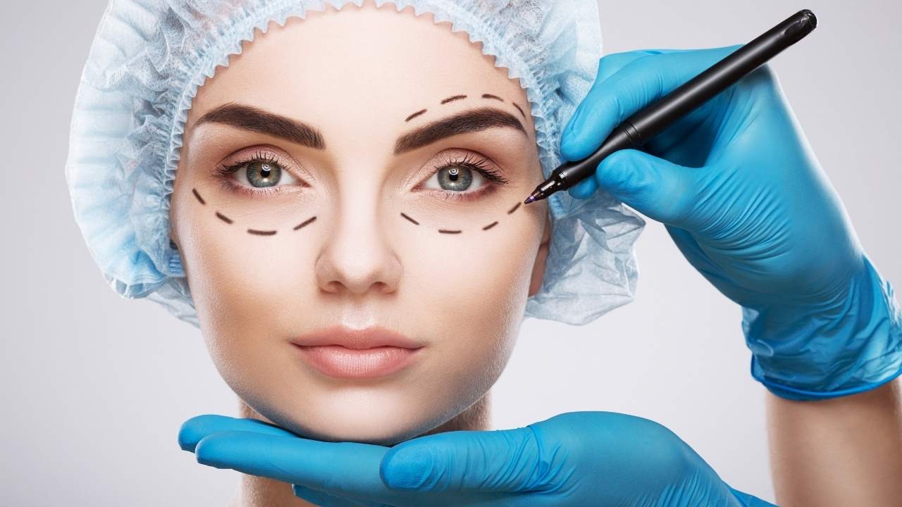 Médico cirurgião plástico realizando contornos no rosto de paciente com uma caneta de cor preta.