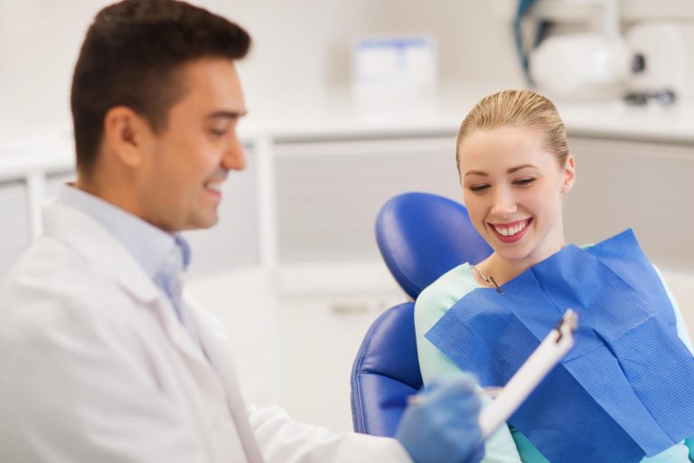 Mulher se consultando com dentista