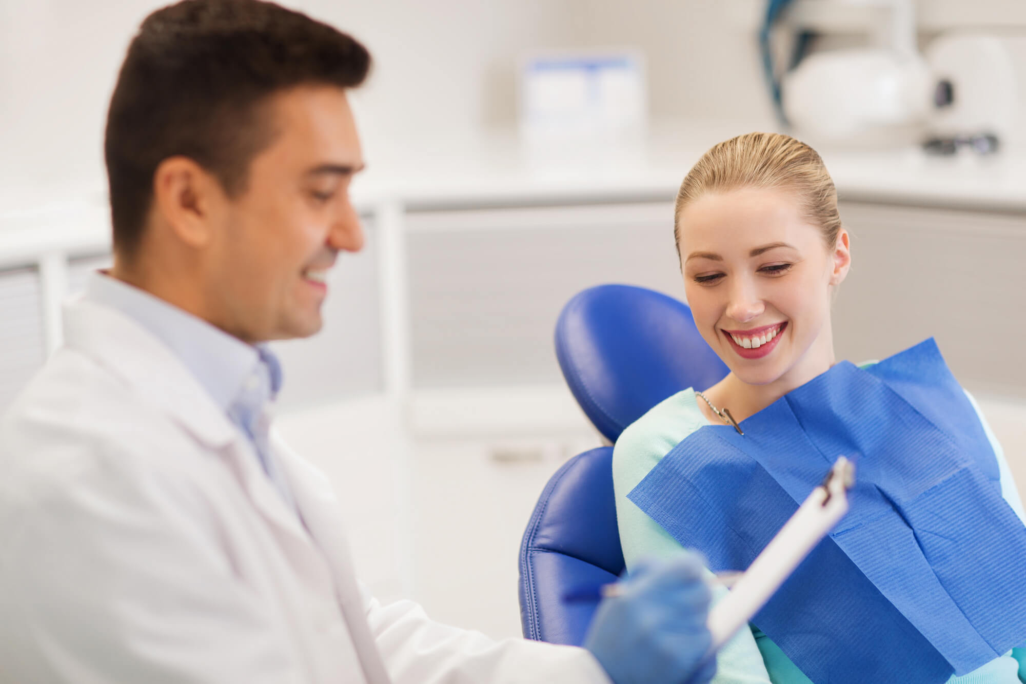 Mulher se consultando com dentista