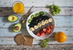 Opte por frutas, verduras, legumes, castanhas, grãos e cereais.