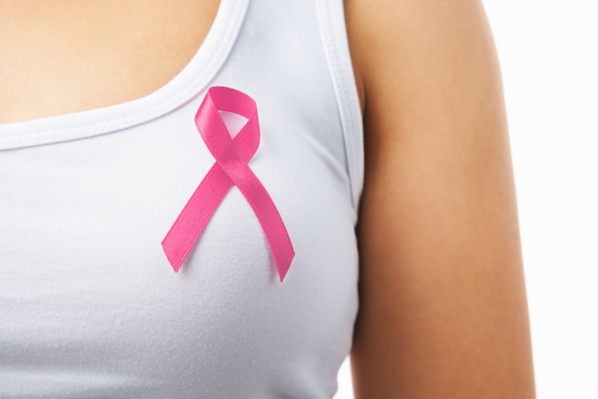 Broche do outubro rosa em uma mulher que faz mamografia preventivamente.