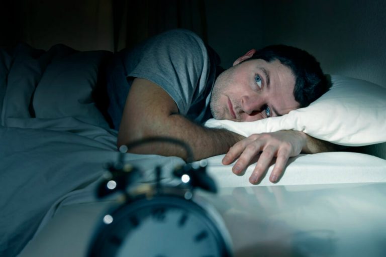 Homem sofrendo com insônia