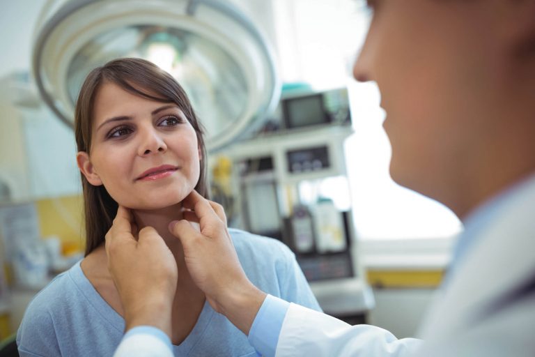 Mulher realizando procedimento para possível diagnóstico de tuberculose ganglionar.