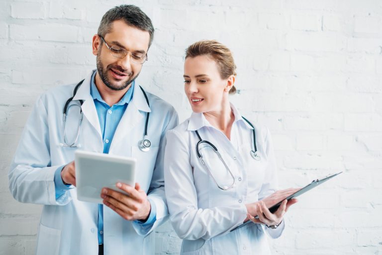 Médicos conversando sobre benefícios da tecnologia na saúde
