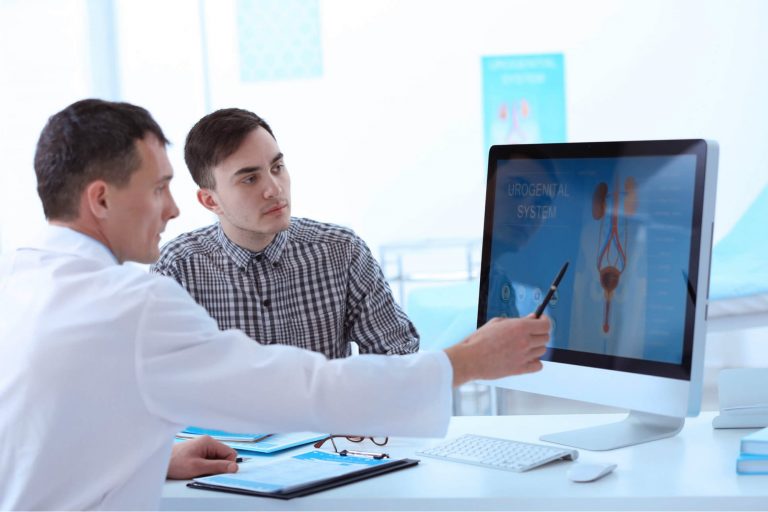 Homem sendo diagnosticado com Varicocele