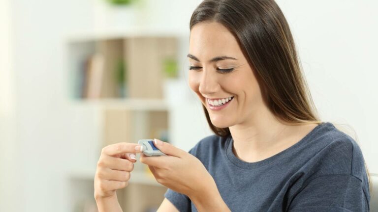Mulher jovem realizando teste de glicemia.
