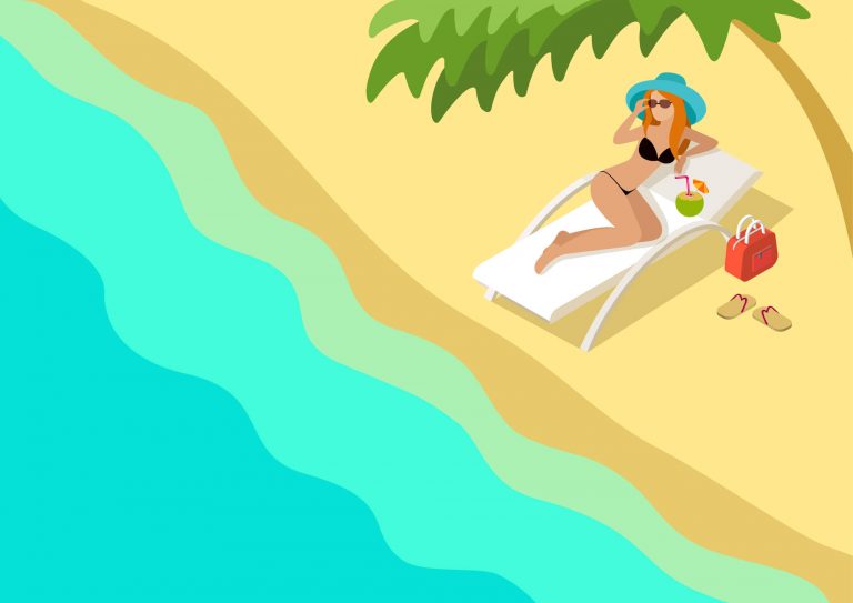 Na imagem, a visão de cima de uma praia mostra um pedaço do mar e uma mulher tomando sol em uma cadeira de praia.