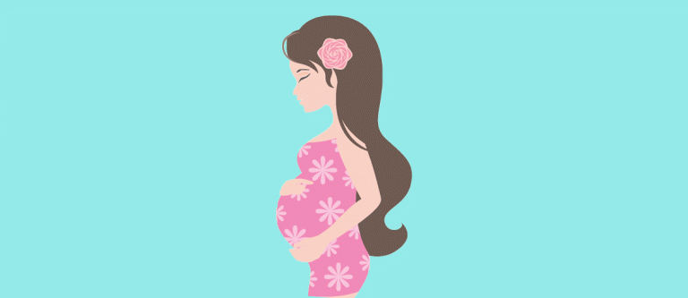Mulher grávida com as duas mãos na barriga em fundo azul.