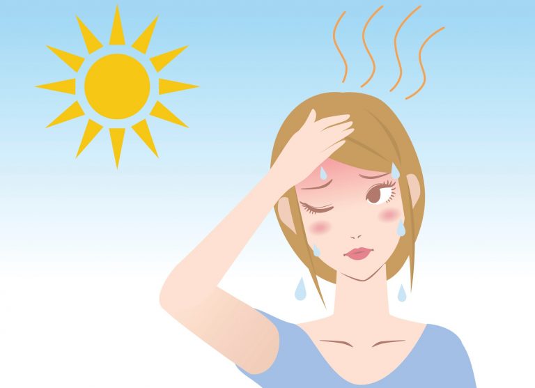 Na imagem, uma mulher com a mão da cabeça e aspecto cansado aparece suando com sol forte ao fundo,