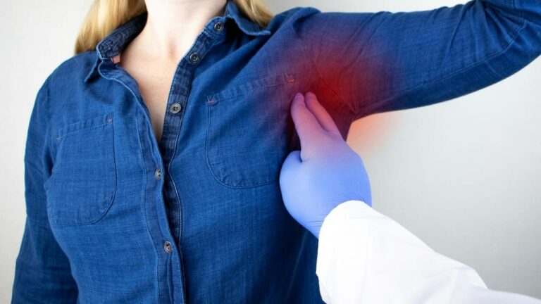 Médico examinando mulher com furúnculo.