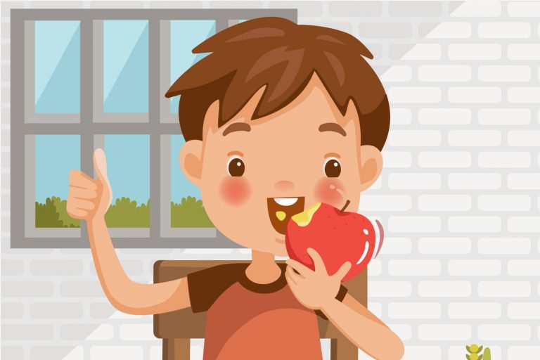 Na imagem, uma criança do sexo masculino aparece comendo uma maçã e fazendo sinal positivo com a mão.
