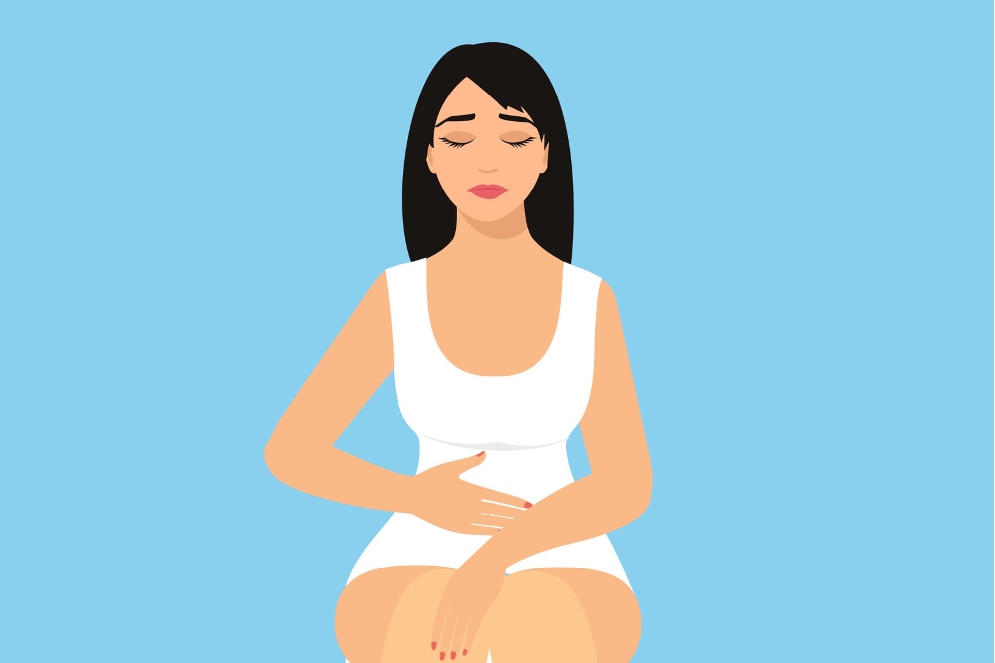 Na imagem, uma mulher vestida de branco com feição incomodada está com a mão na barriga.