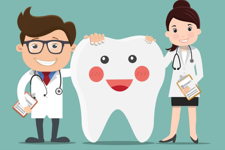 Na imagem, tem-se dois dentistas apoiados em um dente grande fictício que sorri.