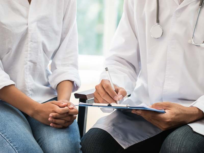 Mulher recebendo atendimento de um médico ginecologista.