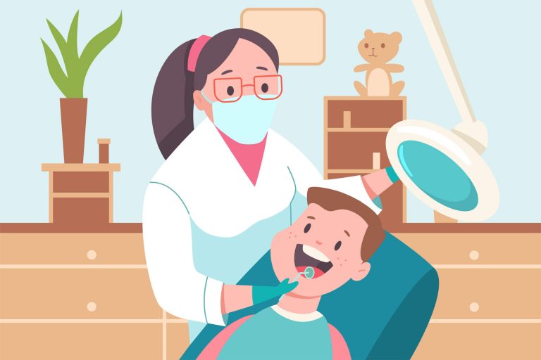 Na imagem, um menino está sentado na cadeira de uma dentista enquanto ela o atende.