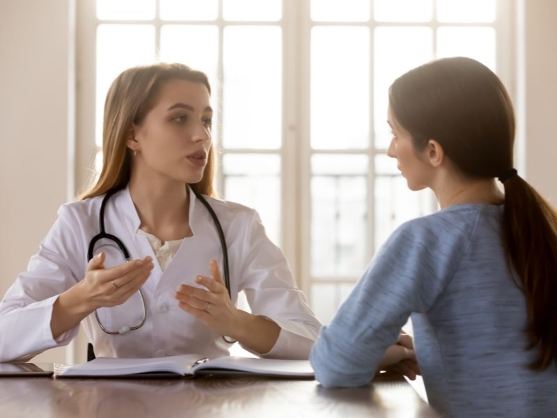 Paciente mulher no consultório ginecológico.