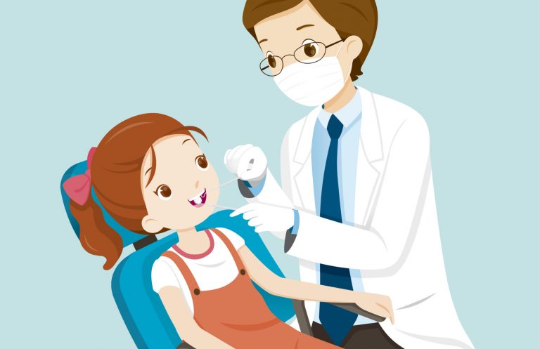 Na foto, uma criança aparece sendo atendida por um dentista em seu consultório.