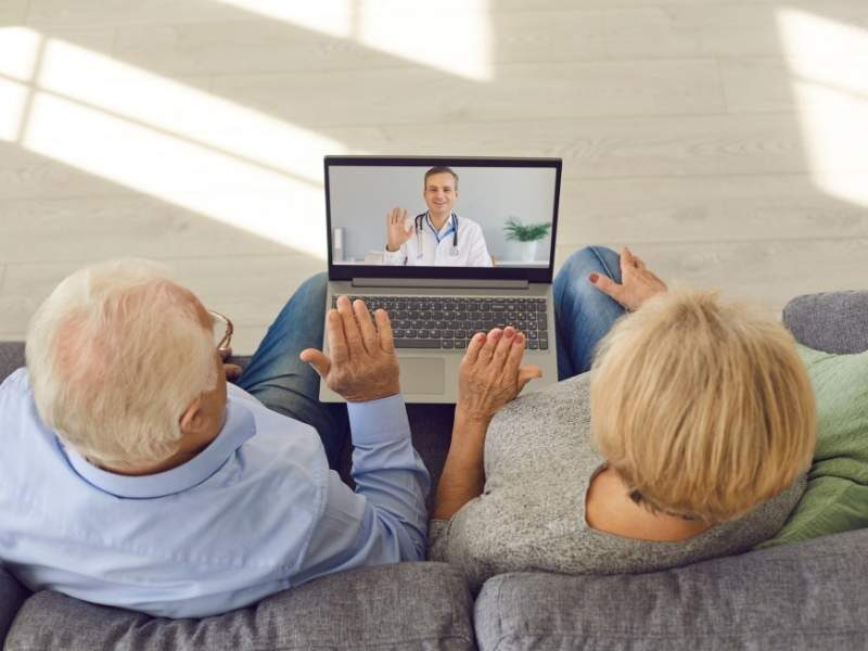 Pacientes conversando online com médico.