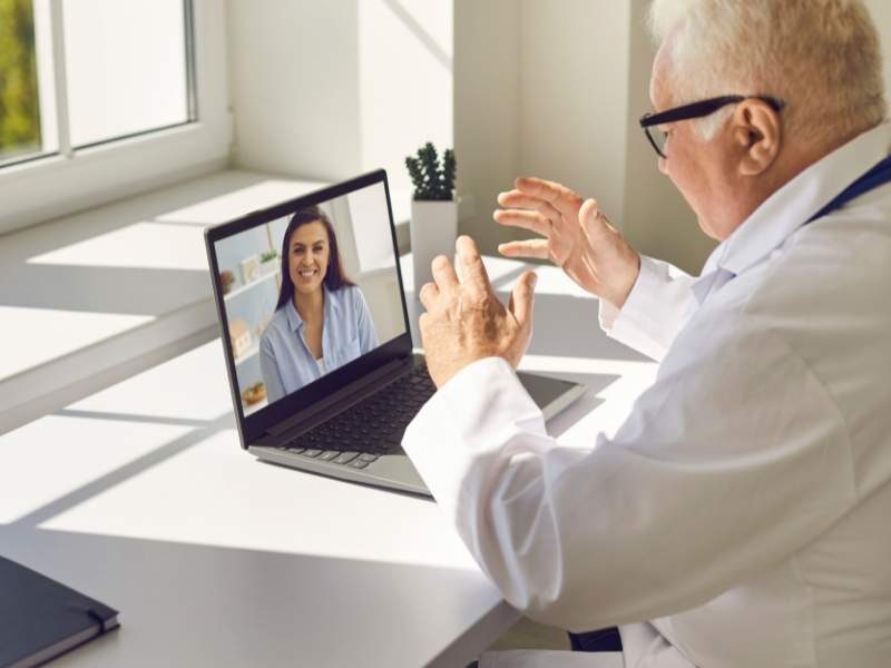 Médico realizando atendimento através de chamada de videos.