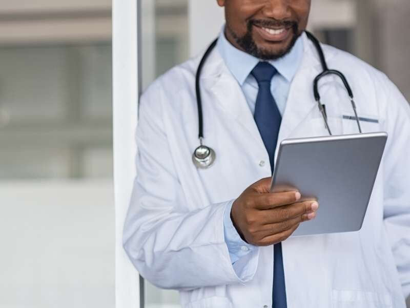 Médico avaliando informações de exames digitalmente.