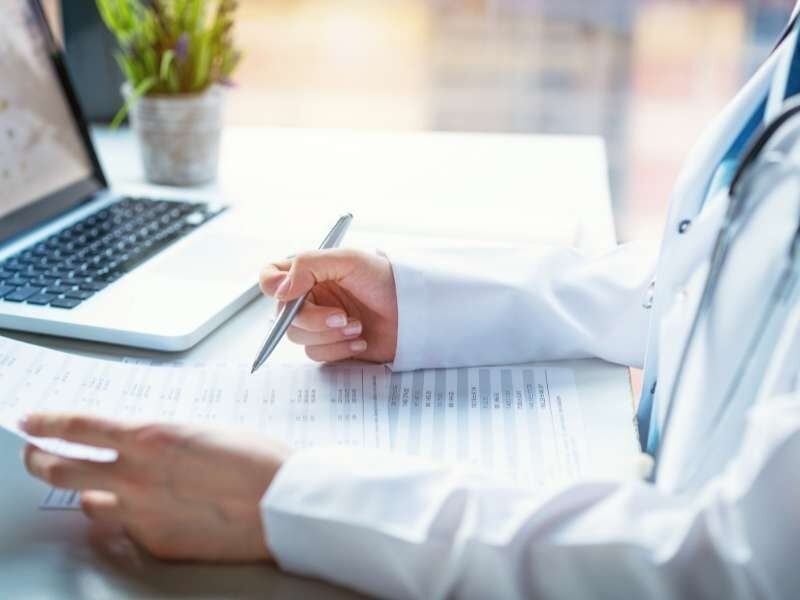 Médico interpretando laudo.