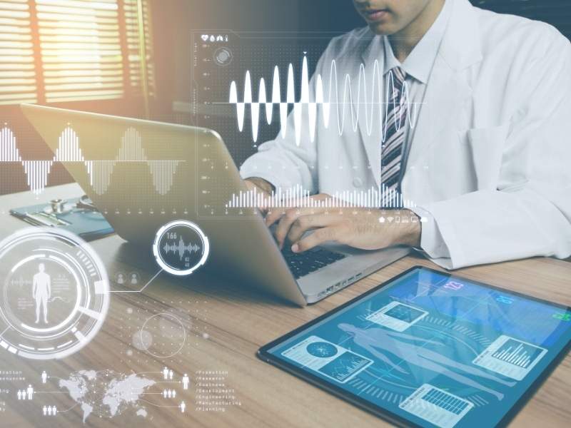 Médico realizando atendimento online.