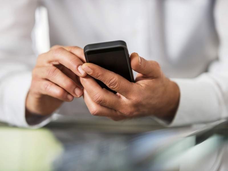 Homem conversando com médico no celular.