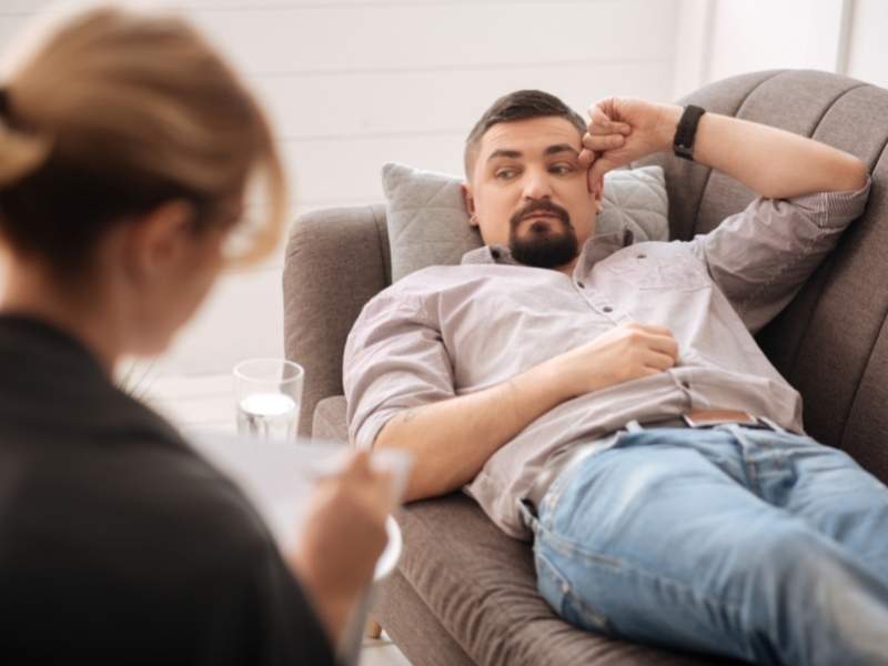 Homem realizando psicoterapia.