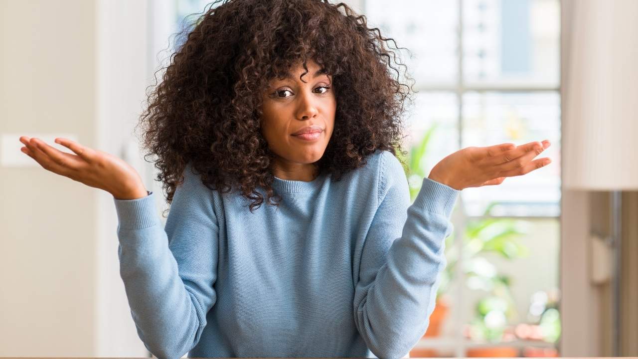 Mulher jovem com dúvida se deve escolher entre o psicólogo ou psiquiatra.