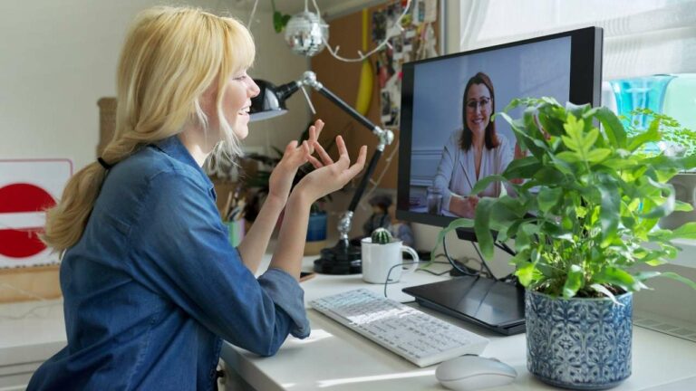 Psicóloga realizando atendimento através de teleconsulta.