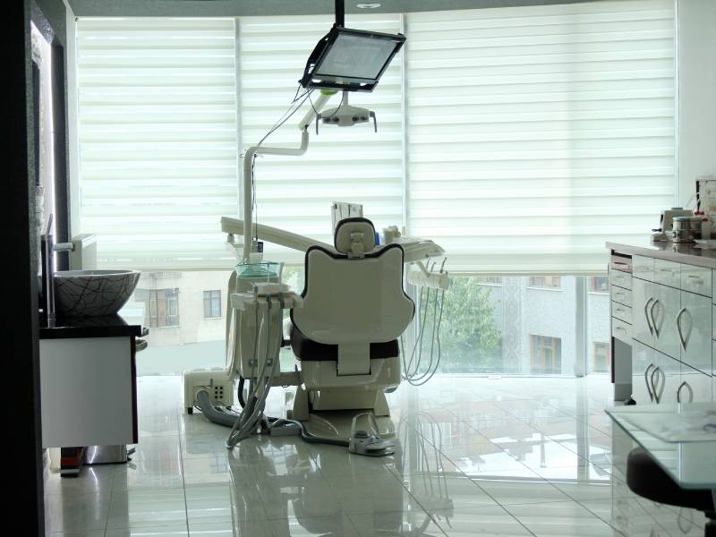 Consultório de dentista com equipamento atualizados.