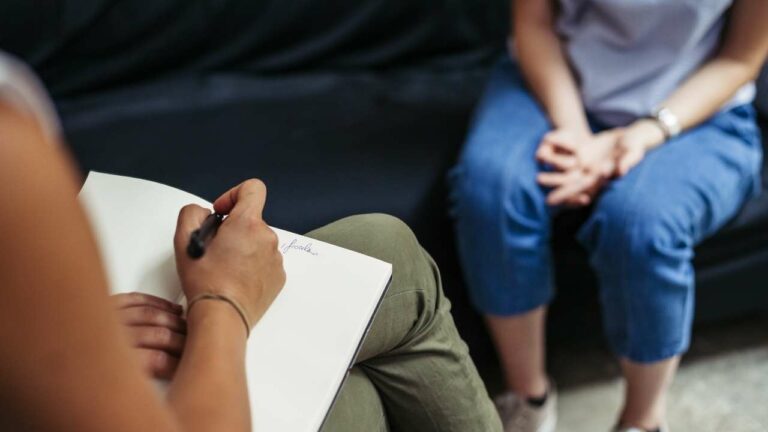 Psicólogo fazendo atendimento com paciente.
