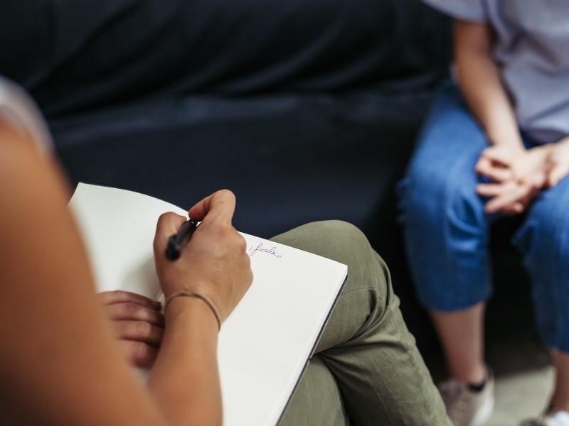 Psicóloga mulher analisando paciente.
