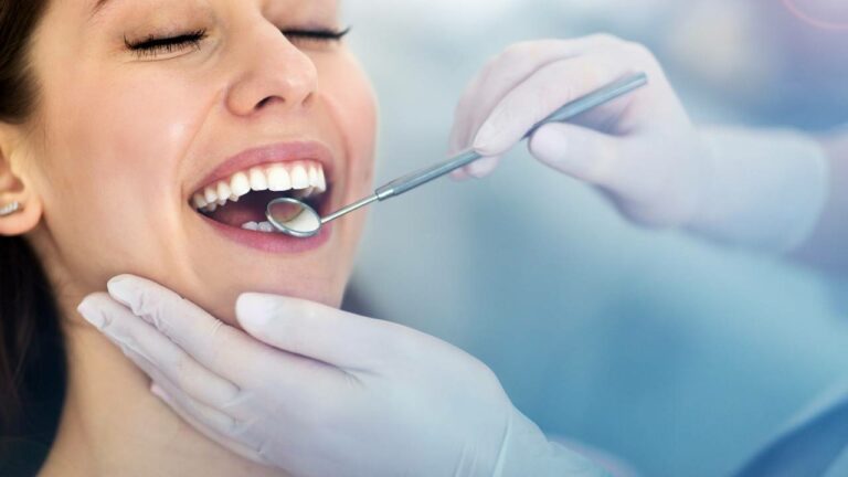 Paciente sendo examinada por médica dentista.