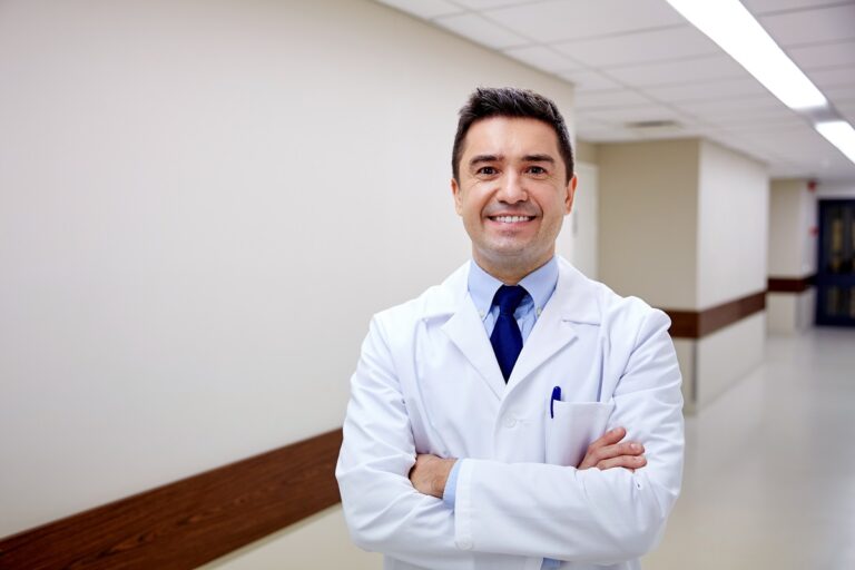 profissional sorrindo em clinica dentista