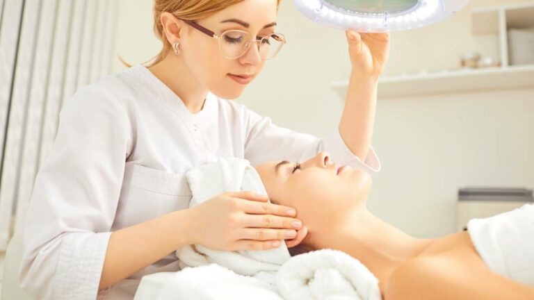 Paciente sendo analisada por dermatologista.