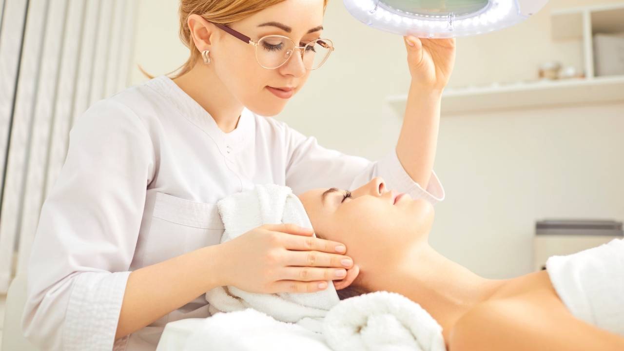 Paciente sendo analisada por dermatologista.