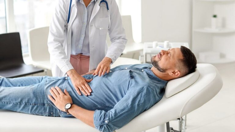 Médica realizando testes para obter diagnóstico sobre a Doença do Refluxo Gastroesofágico.
