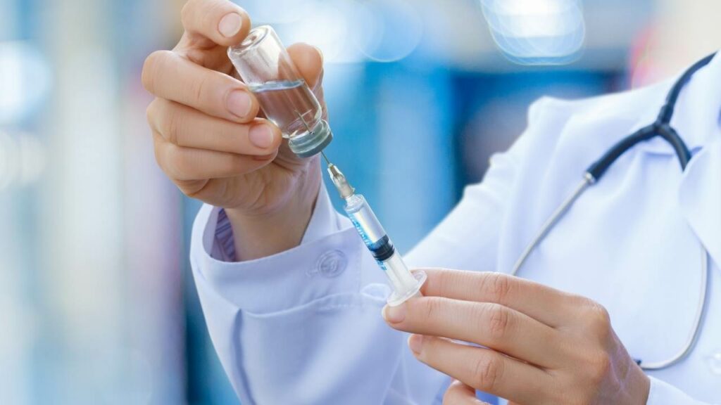 O esquema vacinal deve ser atentamente acompanhado pelo seu médico