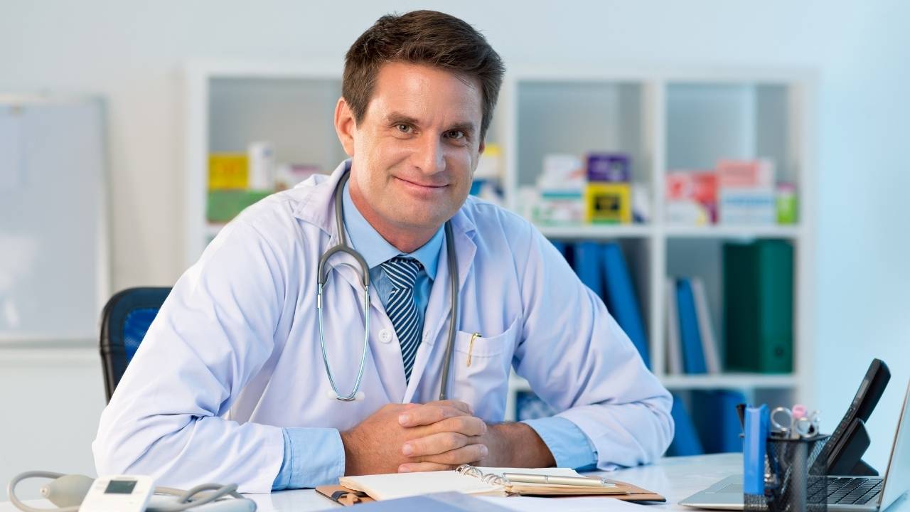 Médico clínico geral em seu consultório.