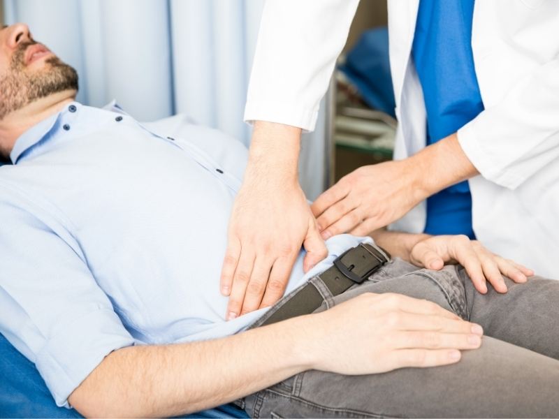 Médico diagnosticando paciente com suspeita da Diagnóstico da doença do refluxo gastroesofágico.