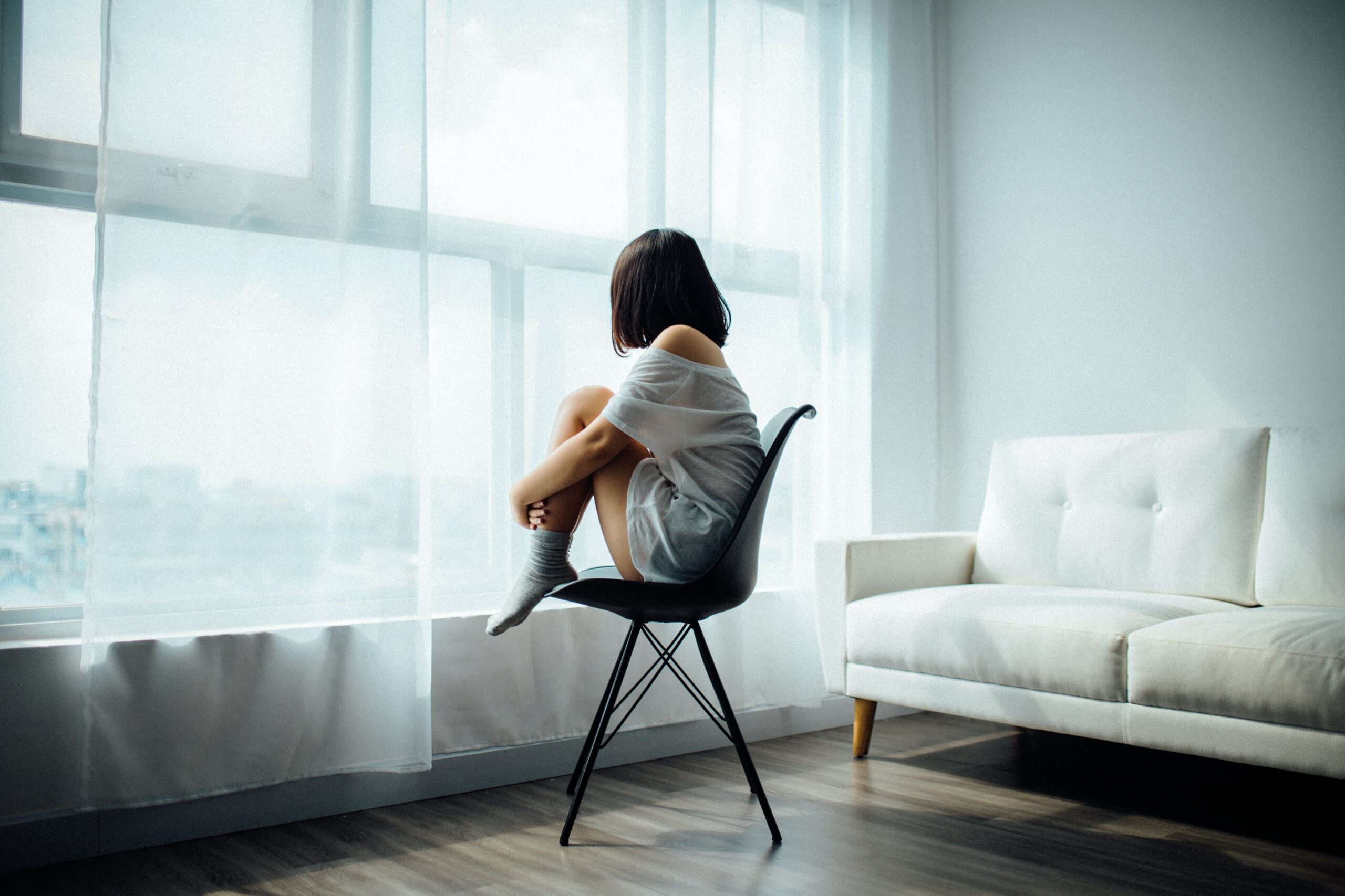 Mulher em representando pacientes em depressão e diante do isolamento social.